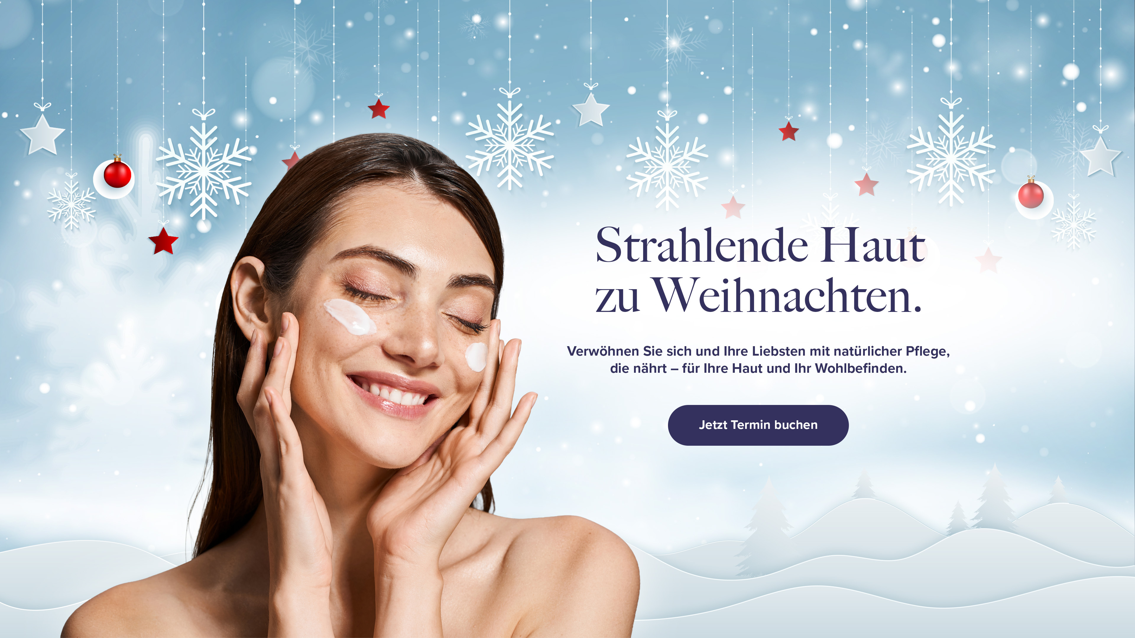Frau mit glatter Haut und Hautpflege im Gesicht vor weihnachtlichem Hintergrund.