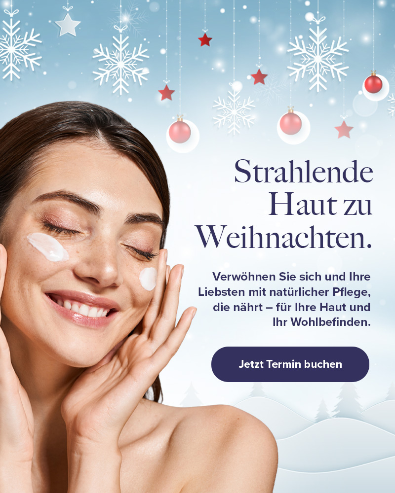 Frau mit glatter Haut und Hautpflege im Gesicht vor weihnachtlichem Hintergrund.